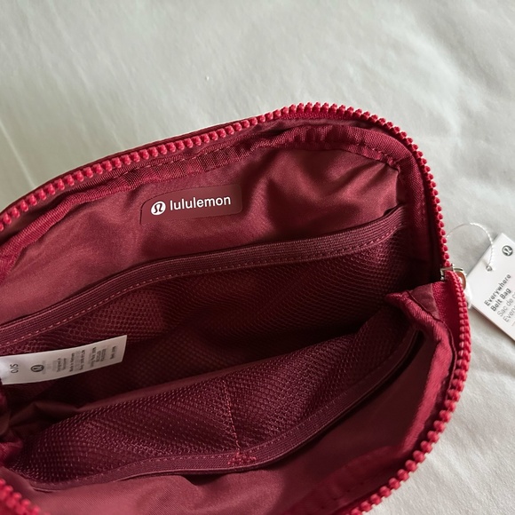 Lululemon everywhere belt bag 1L Red Merlot - Picture 2 of 3